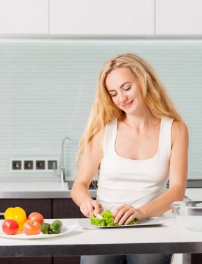 Genç kadın sebze salatası hazırlama 