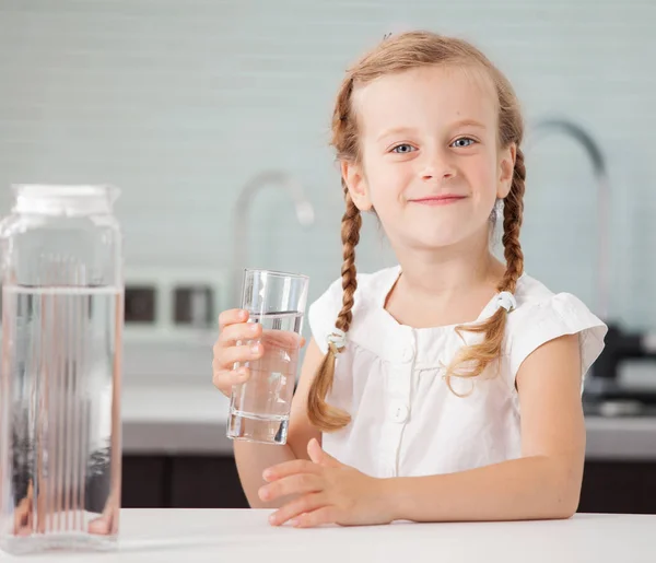 Bambino acqua potabile a casa — Foto Stock