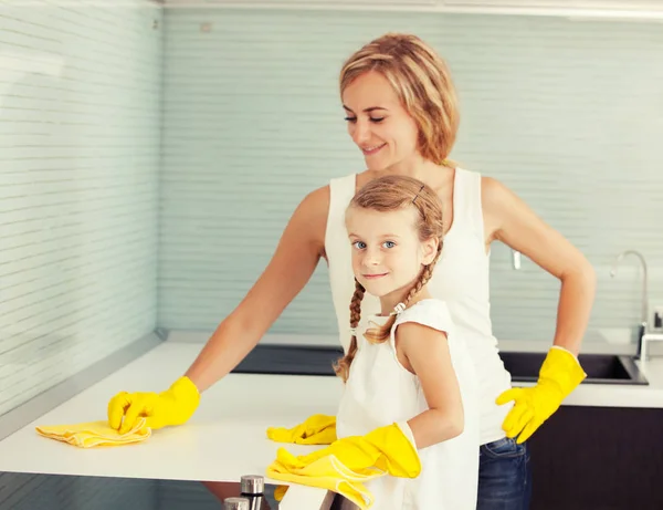 Mutter mit Kind wäscht Küche — Stockfoto