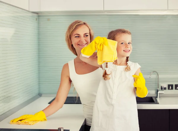 Мать с ребенком моют кухню — стоковое фото