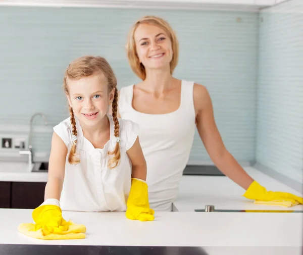 Mother with child washing kitchen — Stock Photo, Image