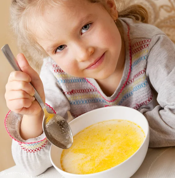 Kleines Mädchen isst Suppe — Stockfoto