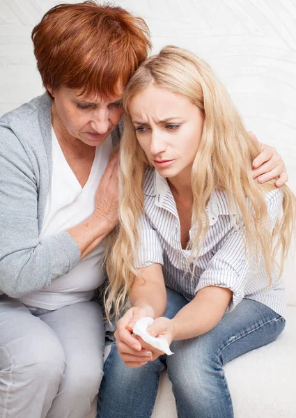 Mother soothes crying daughter — Stock Photo, Image