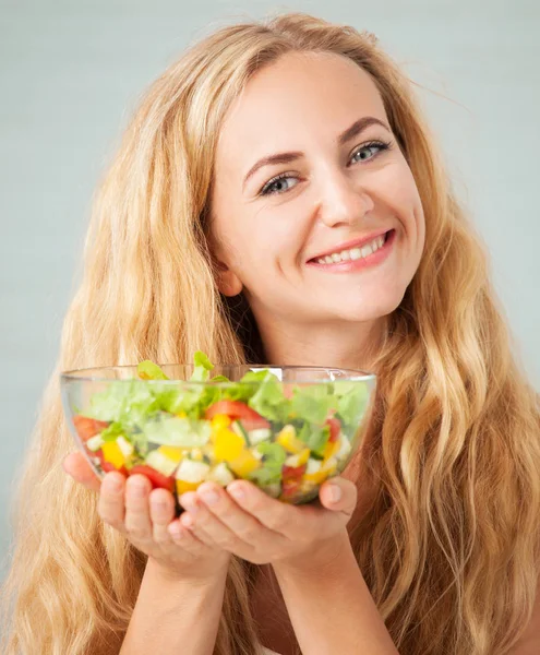Giovane donna preparare insalata di verdure — Foto Stock