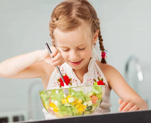 Sebze salatası yiyen küçük kız — Stok fotoğraf