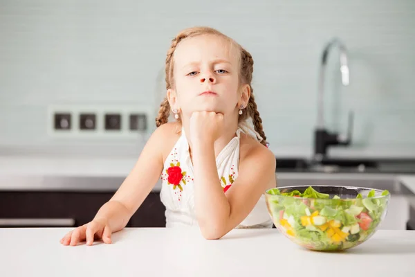 Menina se recusa a comer salada — Fotografia de Stock