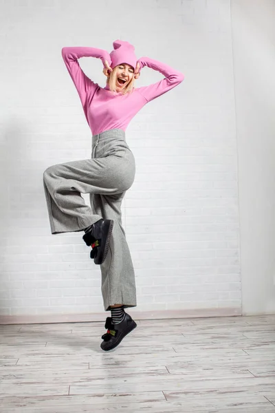 Γυναίκα στο ευρύ παντελόνι ποζάρει στο studio — Φωτογραφία Αρχείου