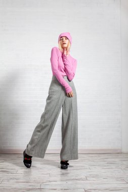 Geniş pantolon studio poz kadında