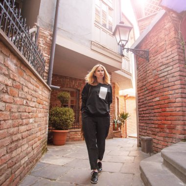 Turist Tbilisi sokaklarında yürüyor