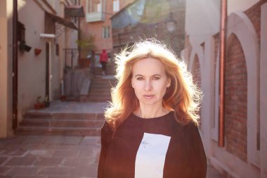 Turist Tbilisi sokaklarında yürüyor