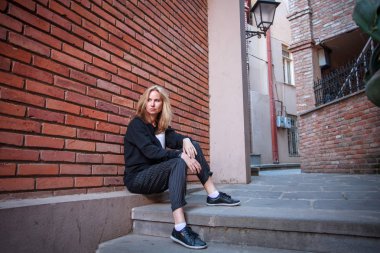 Turist Tbilisi sokaklarında yürüyor