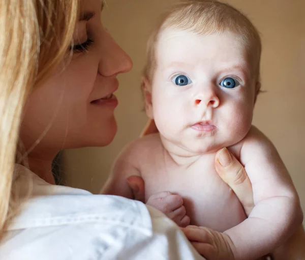 Mère avec bébé — Photo