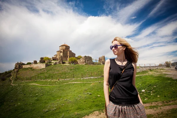 Touristes visitant les sites touristiques de Géorgie — Photo