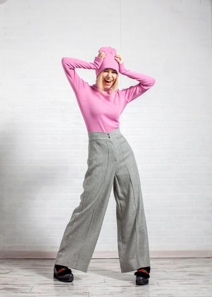 Mujer en pantalones anchos posando en estudio —  Fotos de Stock