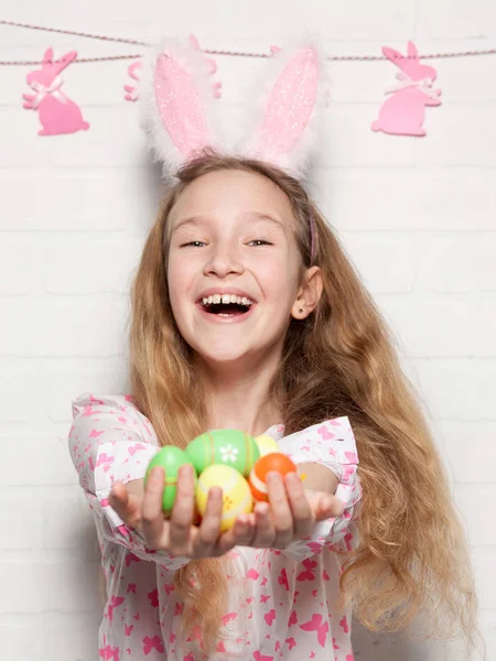 L'enfant tient un panier avec des œufs de Pâques — Photo