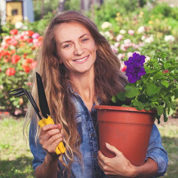 Vrouw die in de tuin werkt — Stockfoto