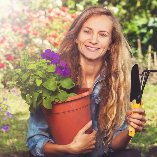 Kvinna som arbetar i trädgården — Stockfoto