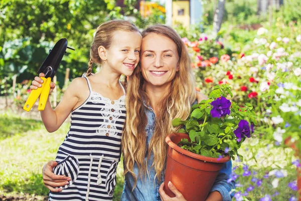 Vrouw en kind werken in de tuin — Stockfoto