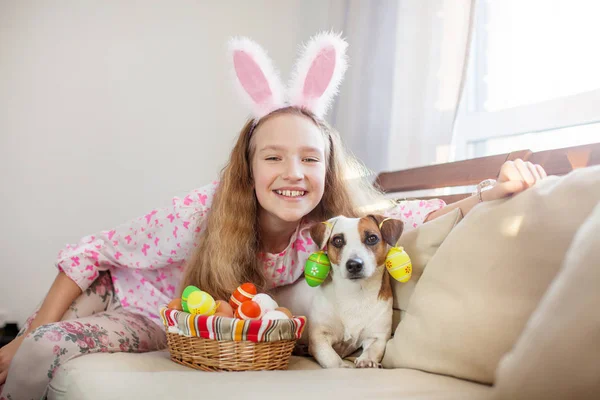 Barnet holder en kurv med påskeegg. – stockfoto