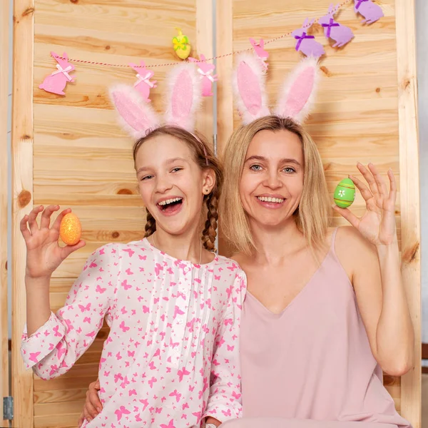 Enfant et maman tenant un panier avec des œufs de Pâques — Photo