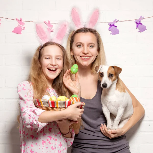 带着复活节彩蛋的快乐成年女人 — 图库照片