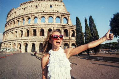 Kadın Colosseum arka plan üzerinde