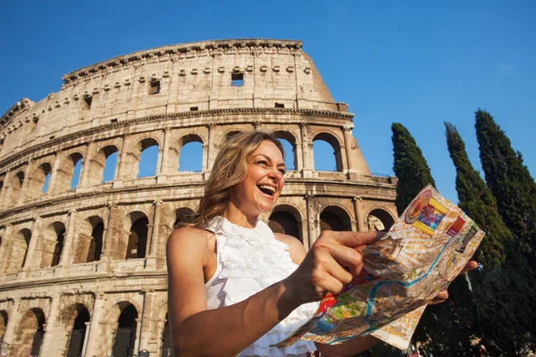 Kadın Colosseum arka plan üzerinde — Stok fotoğraf