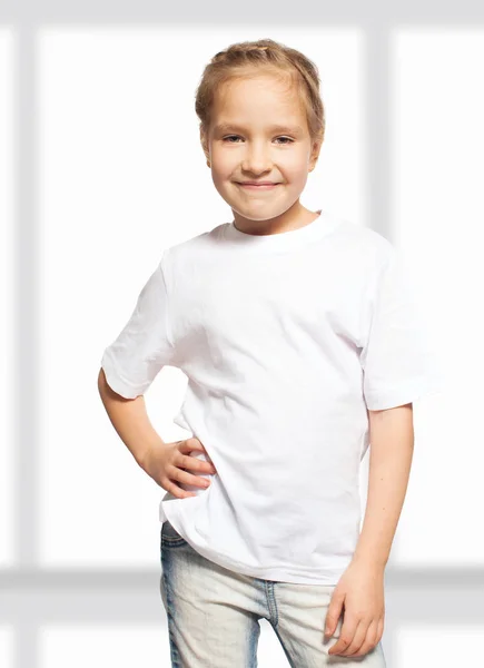 Niño en camiseta blanca —  Fotos de Stock