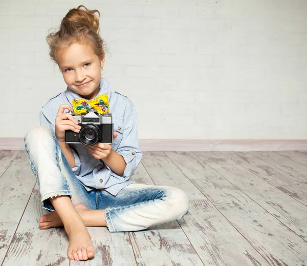 Child with camera. — Stock Photo, Image