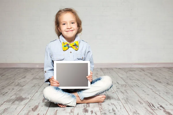 Девушка играет ноутбук — стоковое фото