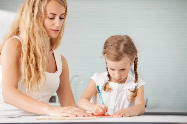 Il genitore insegna a un bambino a scrivere — Foto Stock