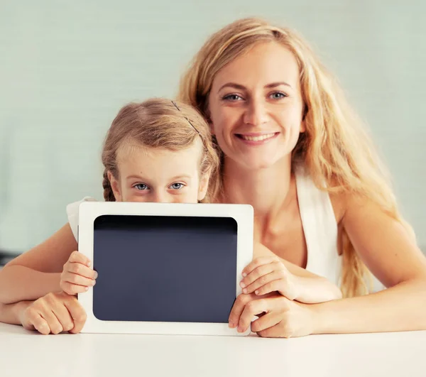 Mujer y niño con una tableta —  Fotos de Stock