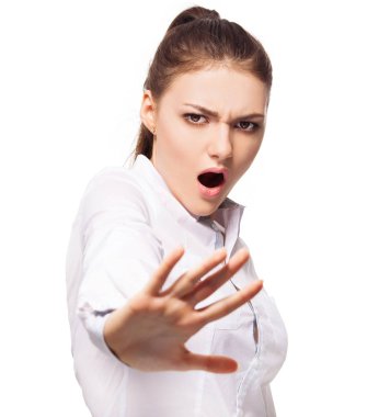 Memnun kadın elini yüzüyle kapsayan