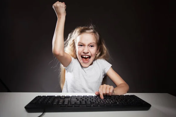 Щаслива дитина дивиться на комп'ютер — стокове фото