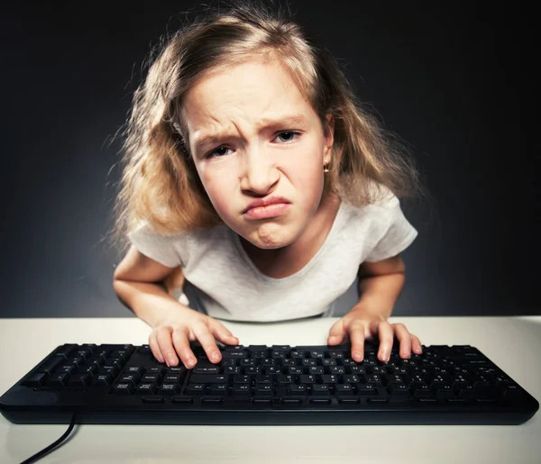 Bambino sconvolto guardando un computer — Foto Stock