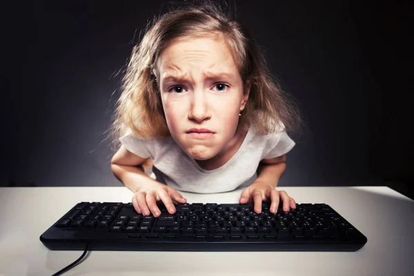 Bambino che guarda un computer — Foto Stock