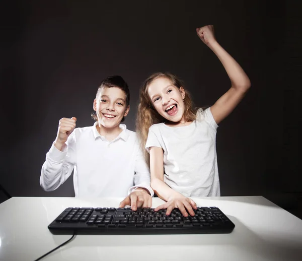 Niños mirando una computadora — Foto de Stock