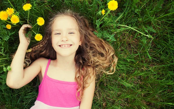 Παιδί Καλοκαίρι Ευτυχισμένο Κορίτσι Εξωτερικούς Χώρους Στο Πράσινο Γρασίδι — Φωτογραφία Αρχείου