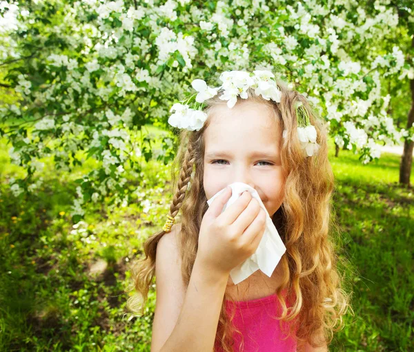 Chica estornuda —  Fotos de Stock