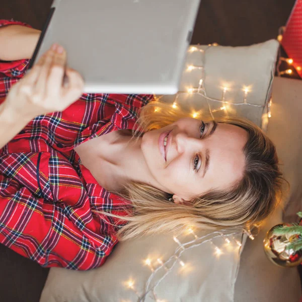 Frau mit Tablet in der Nähe des Weihnachtsbaums — Stockfoto