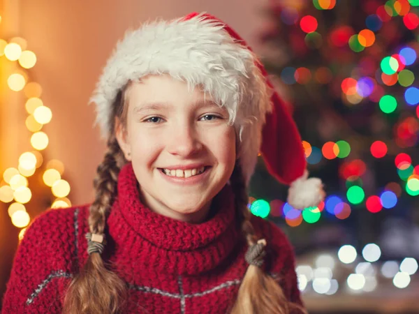 Menina sorridente perto da árvore de natal em casa — Fotografia de Stock