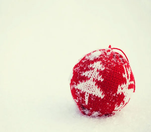 Bola de Natal na neve — Fotografia de Stock