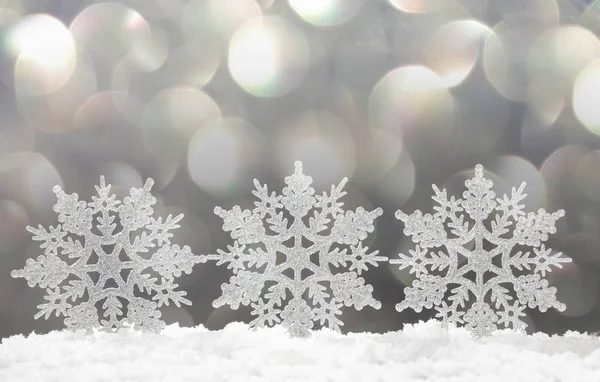 雪の上のクリスマス飾り — ストック写真