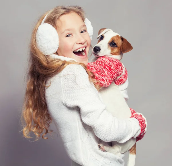 穿冬衣带着小狗的女孩 — 图库照片