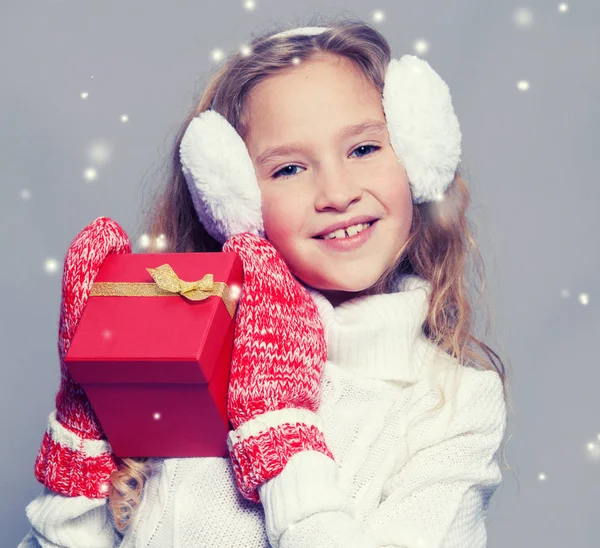 Girl in winter clothes with gift — Stock Photo, Image