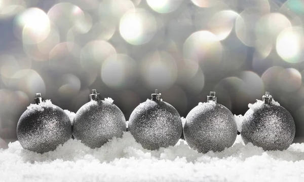 Boule de décoration de Noël sur neige — Photo