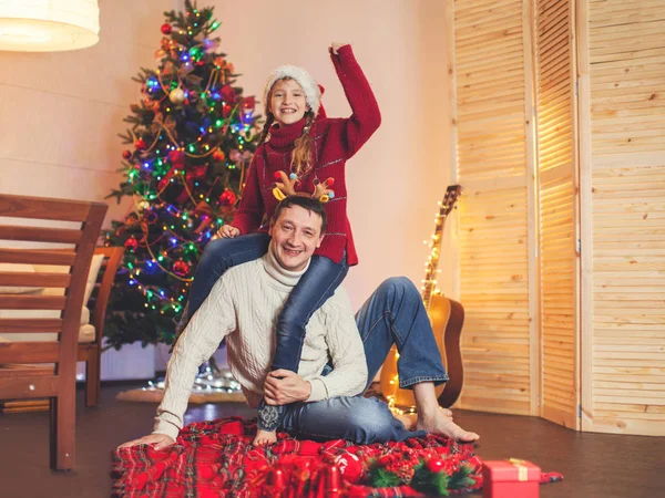 Lächeln Mädchen mit Papa in der Nähe des Weihnachtsbaums zu Hause — Stockfoto