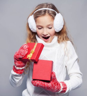 Hediye getirmiş kışlık elbiseli kız.