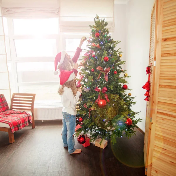 Gyerekek dekoráció karácsonyfa — Stock Fotó