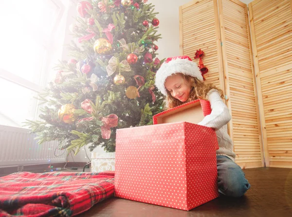 Barn med gåva nära julgran — Stockfoto